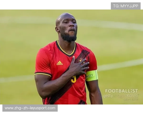 卢卡库硬扛中路后送出爆射，比利时再度掌控节奏